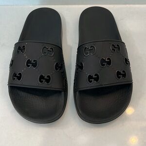 Gucci Black GG Rubber Slide Sandals Size 38 $390